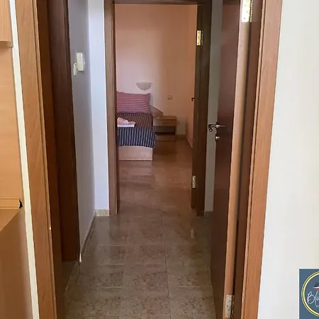 1 Bed Apt, Close To Apartament